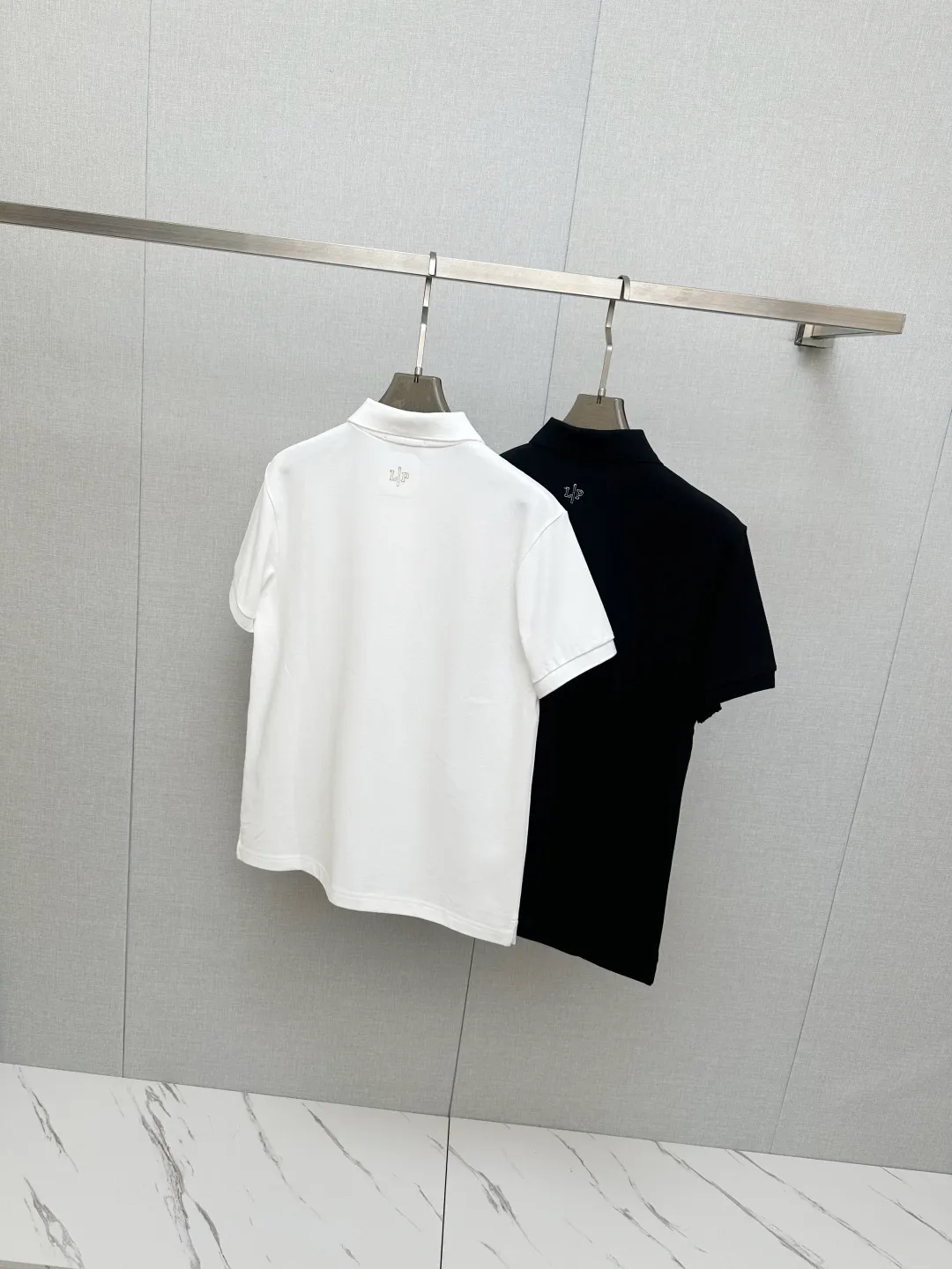 Available at the official New Arrival counter at the same time, men's lapel short-sleeved POLO shirts, Premium mainline Series, imported piqué mercerized cotton fabric, with first-class texture, excellent skin-friendliness, silky and delicate touch, fashionable three-button placket design, small lapels, fashionable and age-reducing, and the upper body is full of Italian accent, full of style. Sizes: M—3XL